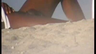 الشعر الداكن الذين يحبون دسار اللعب مواقع سكس رومانسيه معا على أريكة